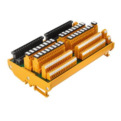 Et gult elektrisk klemmeliste-modul med flere rækker af forbindelsesskruer i sort og orange, til ledningsføring i kredsløb.