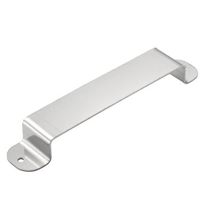 Metallic bøjlegreb lavet af blankt materiale med to skruehuller i enderne til fastgørelse.