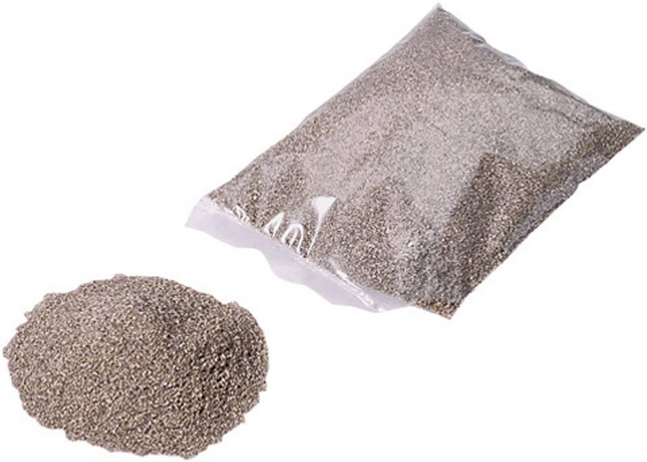 En plastikpose fuld af tørrede frø ligger ved siden af en bunke af de samme frø på en hvid baggrund.
