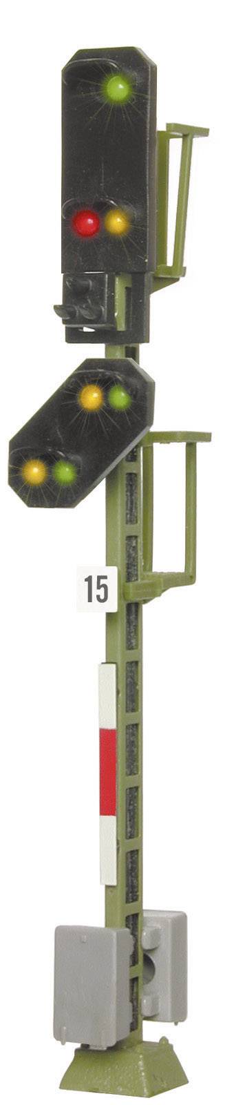 Jernbanesignal med to displayfelter. Øverst rødt lys, nederst to grønne og et orange lys. Skilt med tallet '15'.