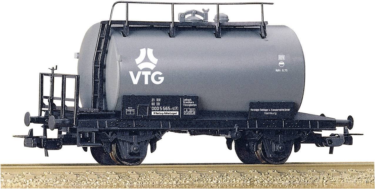 En grå tankvogn på et sporanlæg med påskriften 'VTG'. Vognen har løbende beskyttelsesrammer og er tom.