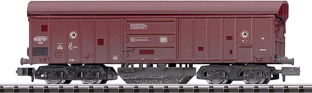 En brun godsvogn på skinner, set fra siden, viser tydelige linjer og detaljer, egnet til modelbanefremstillinger.