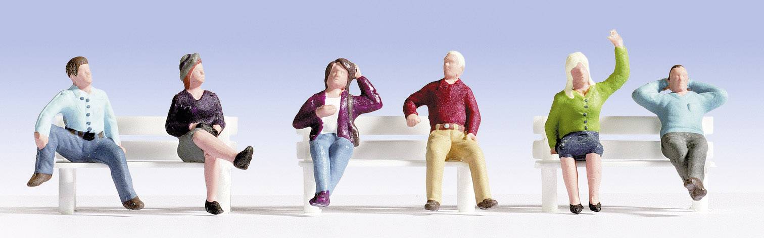 En række af seks miniaturfigurer, der sidder på bænke. Hver figur har forskellig påklædning og positurer, som repræsenterer mangfoldighed.