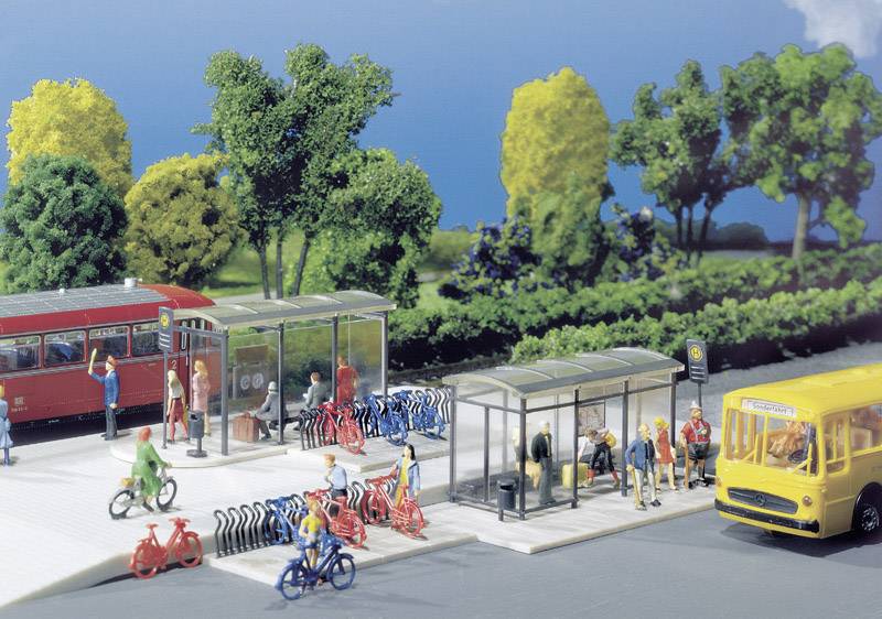 Model af et offentligt transportsystem med busstoppested, cykeludlejningsstation, cyklister og ventende personer.