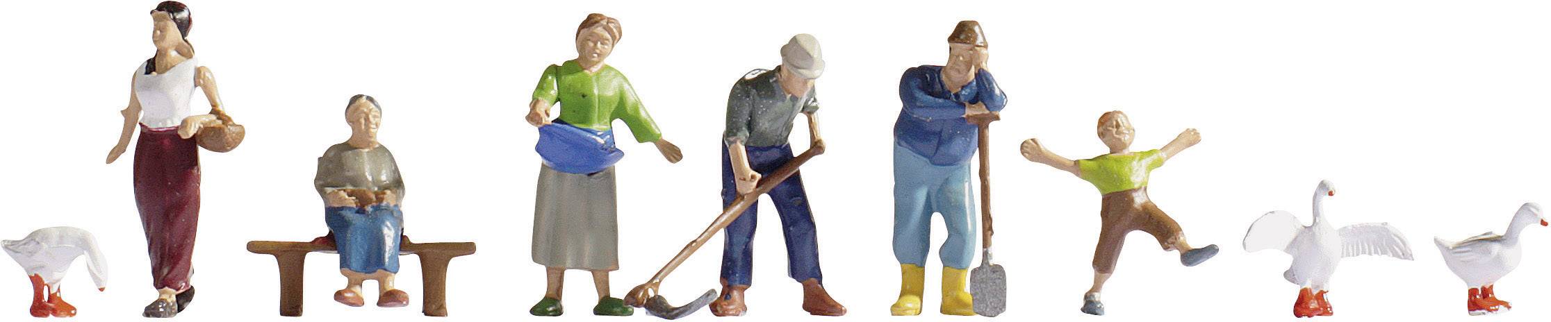Miniaturefigurerne fremstiller en familiescene: kvinder med børn og dyr, som arbejder eller hviler. Ved siden af dem er gæs.