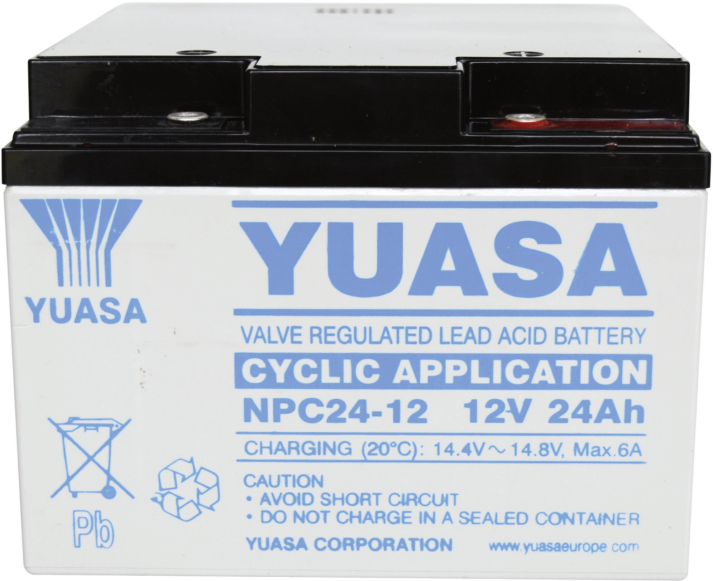 En Yuasa blysyrebatteri, model NPC24-12, 12V 24Ah, med advarsler 'Forebyg kortslutning' og 'Must ikke oplades i lukkede rum'.