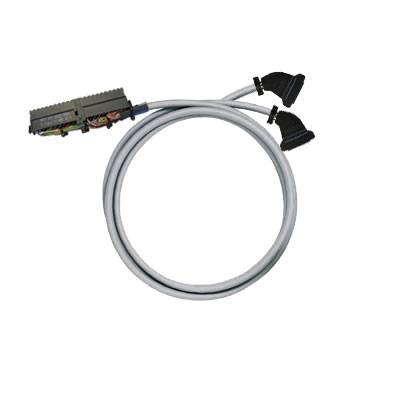 Et gråt computerkabel med to stik i enderne, muligvis til forbindelse af hardwarekomponenter, på hvid baggrund.