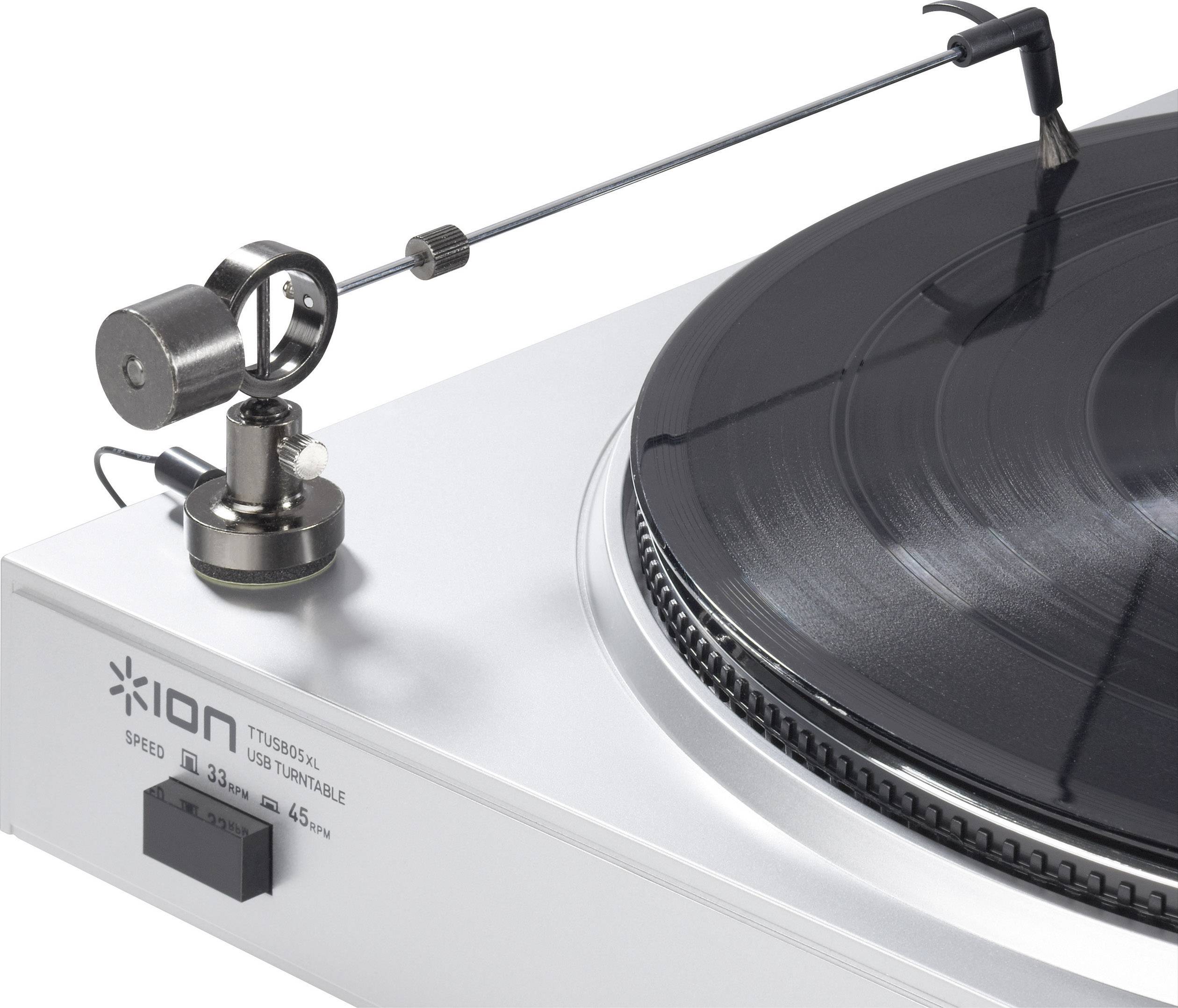Pladespiller set tæt på med sort vinyl og tonearmen. Mærkningsetiket 'ION' synlig på enheden.