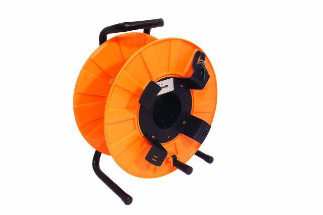 Orange plastikkabeltromle med sort ramme og håndtag, tomt kabelstativ, placeret på hvid baggrund.