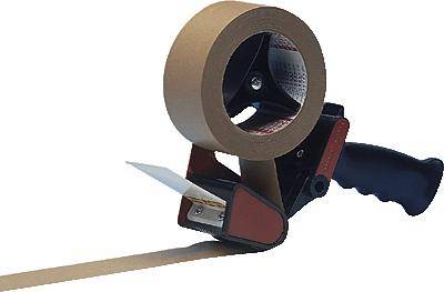 Pakketape-dispenser med brun tape. Enheden har et sort håndtag og bruges til at påføre tape på papkasser.