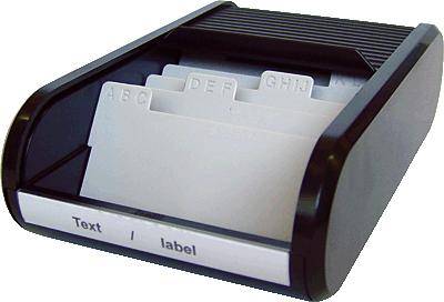 En sort kartotekskasse med hvide faneblade, mærket fra 'A' til 'Z'. Forsiden er forsynet med teksten 'Tekst / label'.