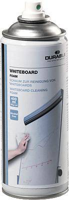 Spraydåse med påskriften 'WHITEBOARD FOAM'. Skum til rengøring af whiteboards. En hånd tørrer et whiteboard rent.