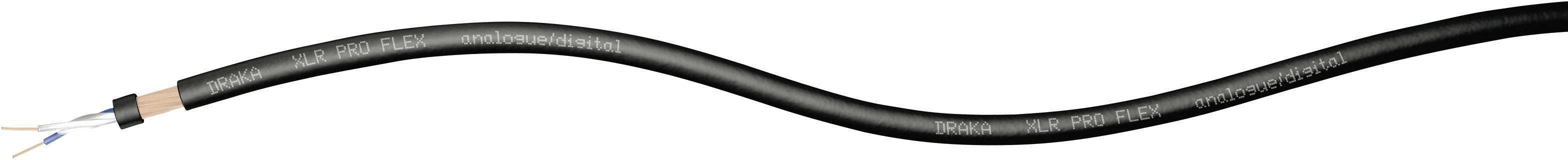 Et sort kabel med blottede blå og brune ledninger i den ene ende på en hvid baggrund.