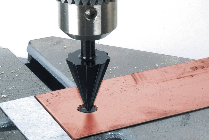 Bohrer borer hul i tyndt metalark.