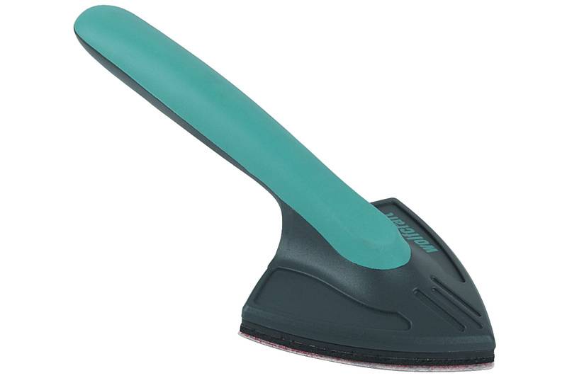 En grøn isskraber med ergonomisk greb, primært brugt til at fjerne is og sne fra køretøjsruder.