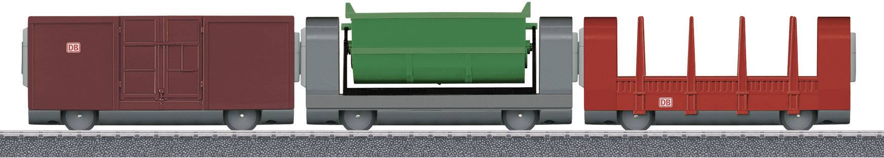 Modeltog-vogne: En brun godsvogn, en grå vogn med en grøn container og endnu en rød godsvogn på sporet.