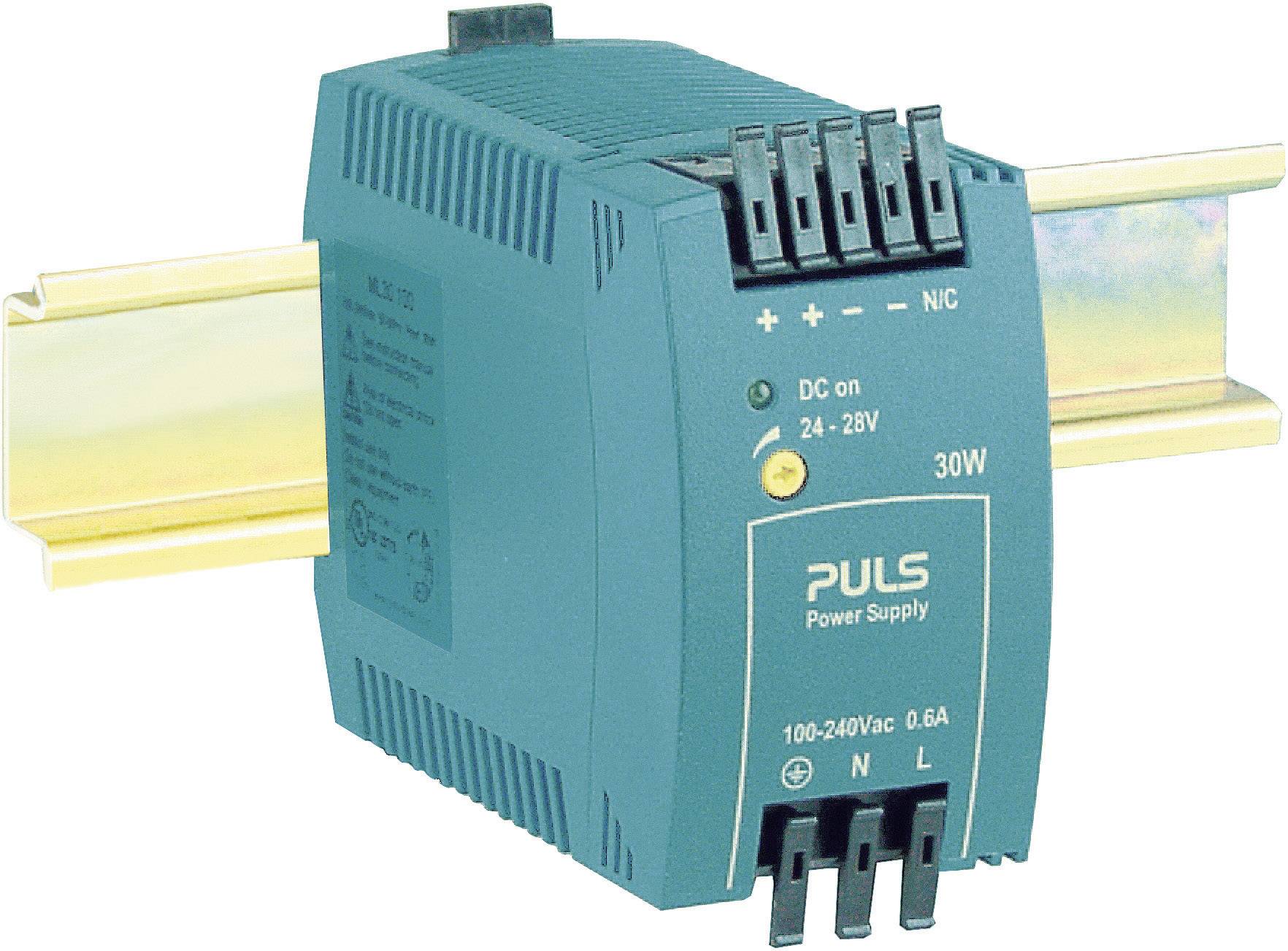 En grøn strømforsyning til DIN-skinne montering fra PULS, model 30W, med tilslutninger til jævnstrøm 24-28V, vekselstrøm 100-240V.