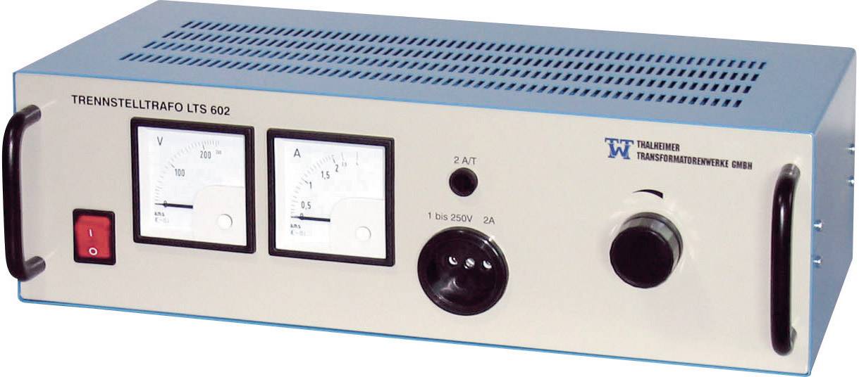 En transformator med to analoge displayenheder til spænding (volt) og strømstyrke (ampere). Kontakter og regulatorer er placeret på forsiden.