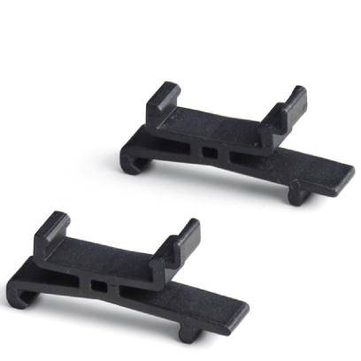 To parts af sort plastik med L-formet design, sandsynligvis beslag eller clips, på hvid baggrund.