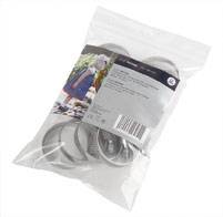 En plastikpose med flere mørke hårbånd. På etiketten ses et billede af et barn samt produktoplysninger.