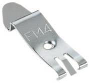 Metallisk genstand med indgraveret 'FM4'. Primært flad med to afrundede arme og et hul i midten.