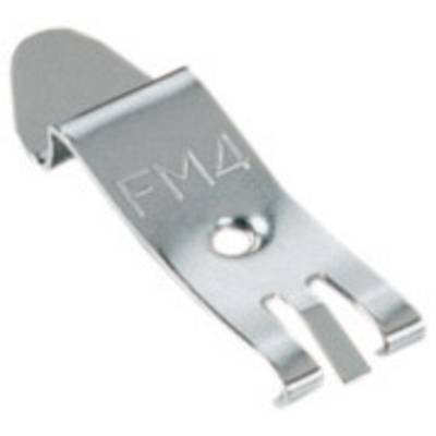 Metallisk genstand med indgraveret 'FM4'. Primært flad med to afrundede arme og et hul i midten.