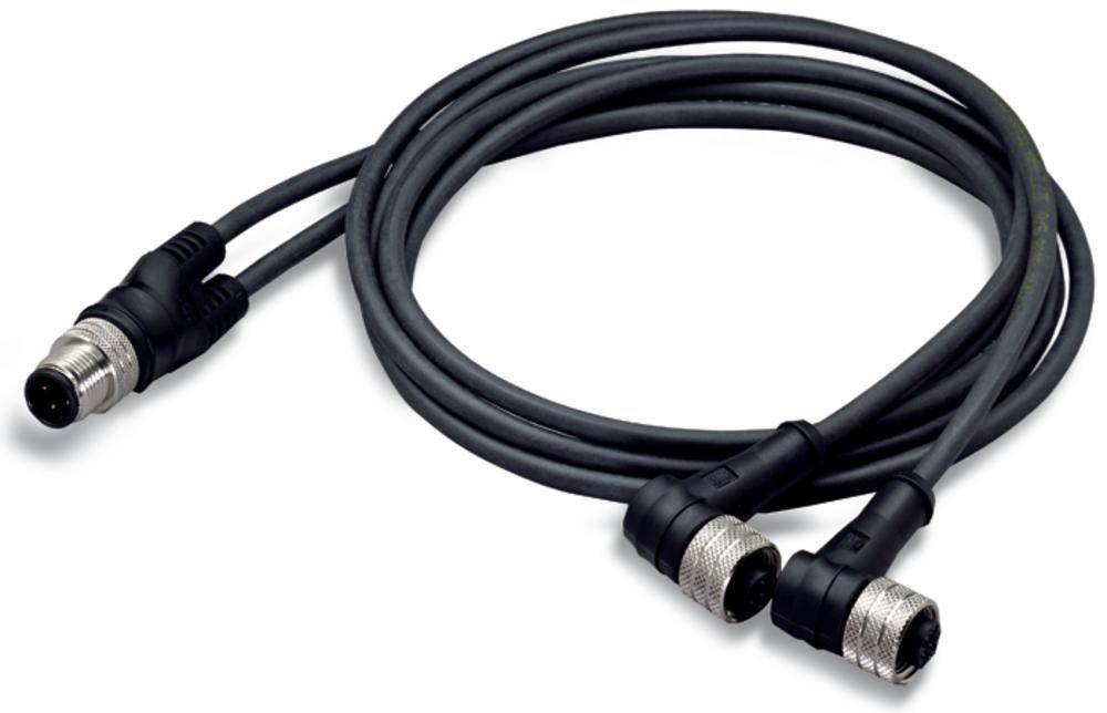 Et sort kabel med tre stikforbindere, to i den ene ende og en i den anden ende, på hvid baggrund.