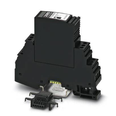 Sort elektronisk komponent med stik og metalspændebeslag, monteret på en DIN-skinne til tavleinstallation.