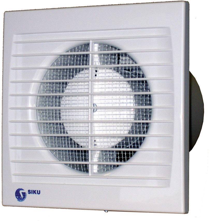 Hvid firkantet ventilationsdæksel med gitter og central aksialventilator, til brug i bolig- eller ventilationsrum.