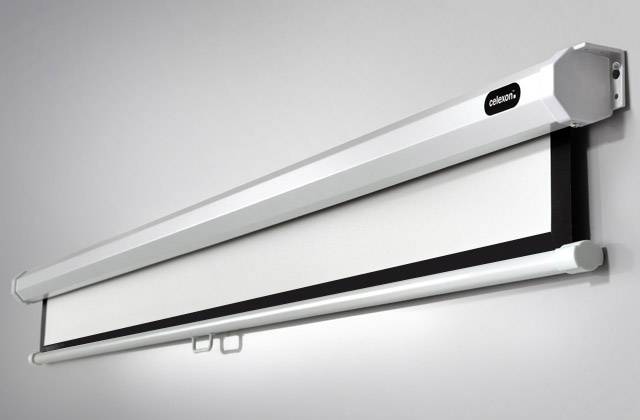 Elektrisk lærred med hvid ramme, nedrulbar flade og sort kant, monteret på en hvid væg.