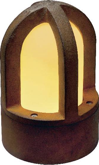 En rustik havlampe med gult lys skinner gennem et burmetal-lignende hus, der yder stabilitet og beskyttelse.
