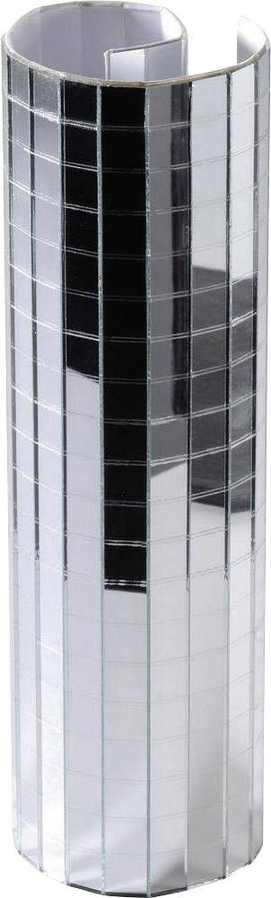 En vertikal sølv- og sortskulptur med langstrakte, skinnende sektioner, der viser et moderne, geometrisk design.