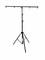 Et højdejusterbart, sort stativ med tværbøjle og krog til belysning. Set fra siden, velegnet til scene- eller DJ-opsætninger.
