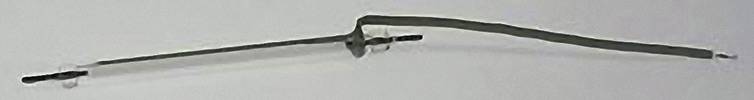 En metalstang med en buet midterdel og to rette ender, sandsynligvis et specialværktøj eller -udstyr.