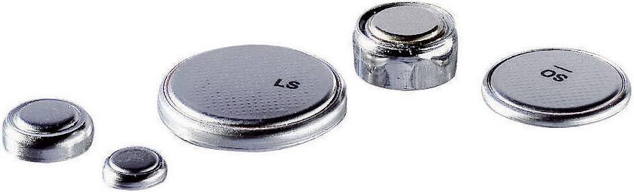 Fem knappcellebatterier i forskellige størrelser ved siden af hinanden. Batterierne er placeret på en hvid overflade.