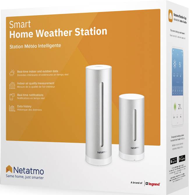 Netatmo Smart Home Vejrstation' emballagen viser et sæt med to sølvfarvede cylindriske moduler. Funktioner som indendørs og udendørs dataregistrering samt luftkvalitetsovervågning bliver reklameret for.