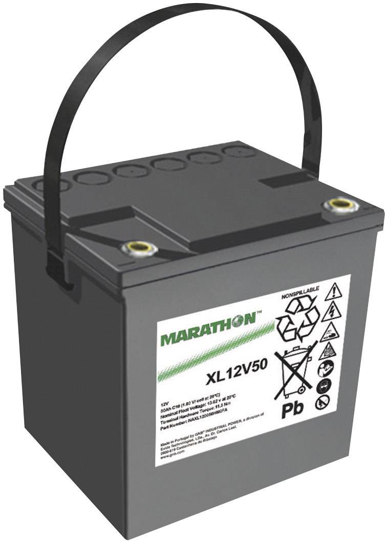 Et rektangulært bilbatteri med et sort bærehåndtag og flere advarselssymboler på forsiden, herunder et genbrugssymbol.