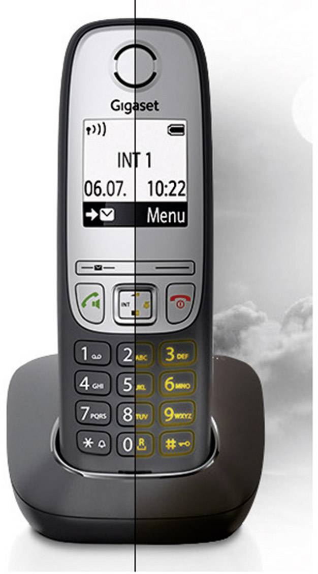 Trådløs telefon på opladningsstation, display viser dato '06.07.' og tid '10:22', venstre side sort-hvid, højre side farvet.