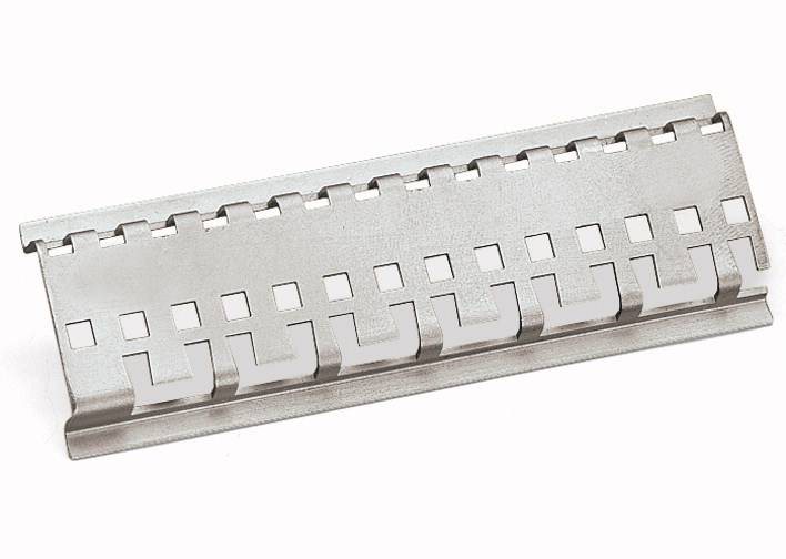 En metalgenstand med firkantede og rektangulære udskæringer. Den har en buet form og synes at være beregnet til tekniske formål.