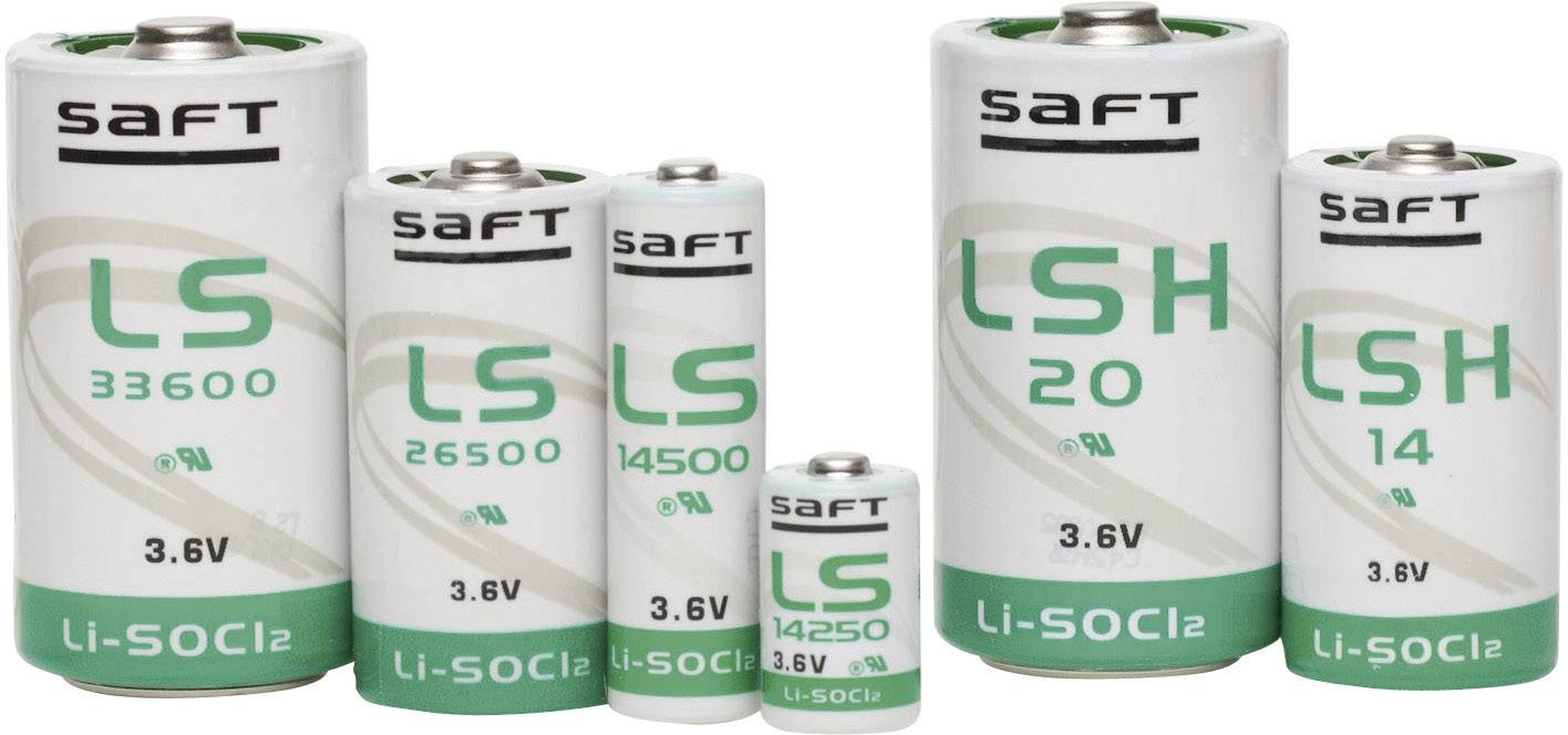 Forskellige størrelser af hvide batterier med påskriften 'SAFT' og grøn markering. Forskellige modeller: LS 33600, LS 26500, LS 14500, LS 14250, LSH 20, LSH 14.