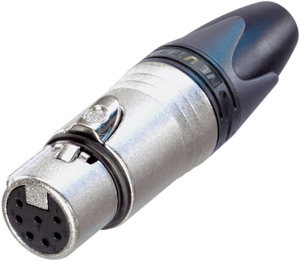 En XLR-stik med et sølvfarvet metalhus og en sort plastdel, hyppigt brugt i lydteknologi til mikrofonkabler.