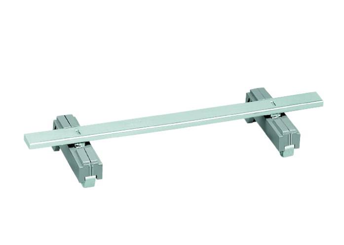 Metalgreb med et slankt, rektangulært design monteret på to blokagtige fæstninger. Velegnet til skuffer eller døre.