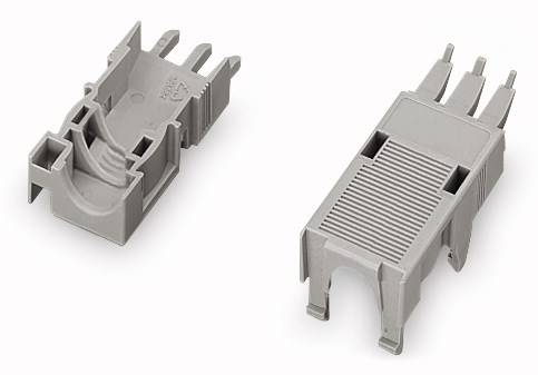 To tætte grå plastikstik i nærbillede. Til venstre et åbent stik, til højre et lukket stik med riflet overflade.