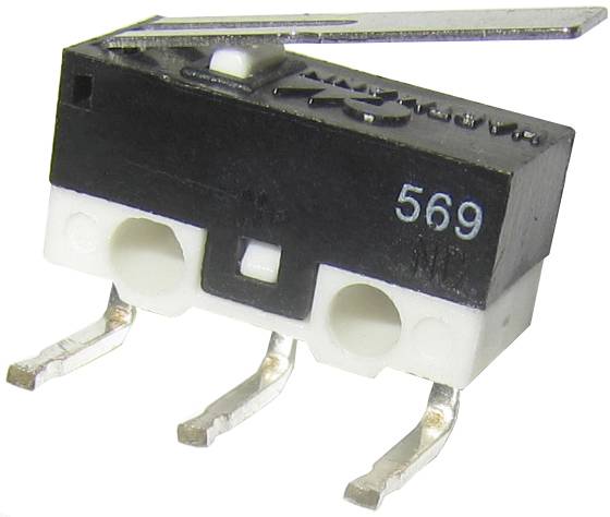 En lille sort mikroafbryder med tre metalforbindelser og blå påtrykning '569'.