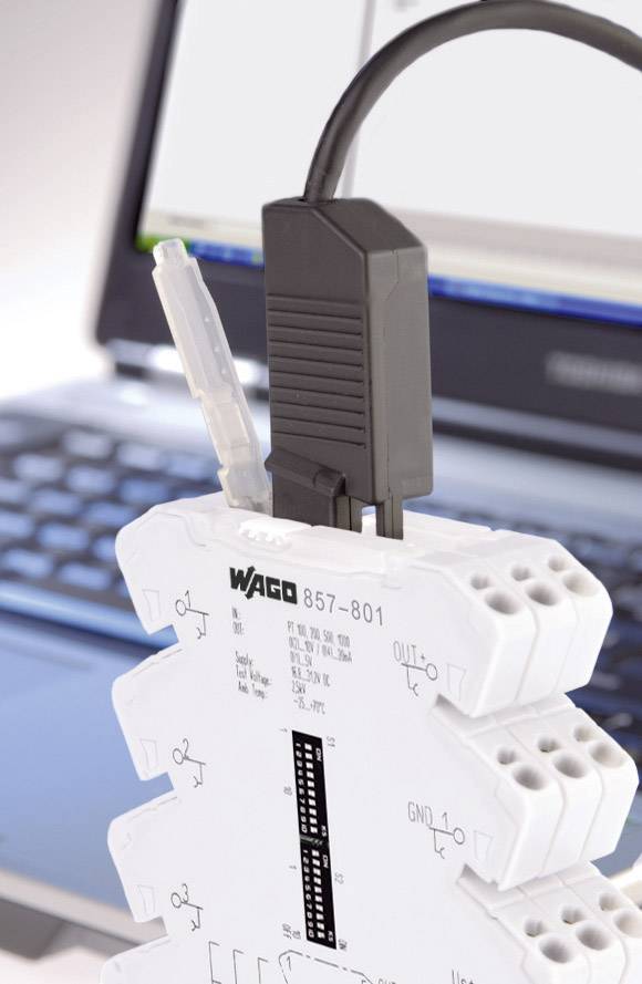En hvid elektronisk enhed mærket 'WAGO 857-801' er tilsluttet en bærbar computer. Den viser elektriske værdier.