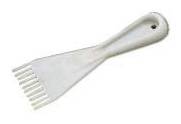 Plastikkam med kort håndtag, egnet til dyrepleje.