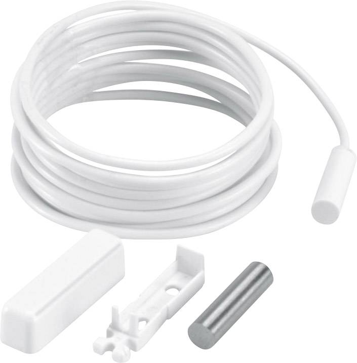 En hvid magnetisk sensor med kabel og tilbehør, herunder beslag og metalcylinder, placeret foran en hvid baggrund. Bruges til sikkerhedsapplikationer.