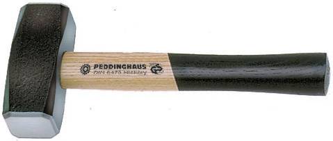 En smedehammermed et sort metalhoved og et træfarvet skaft. Mærket 'Peddinghaus'.