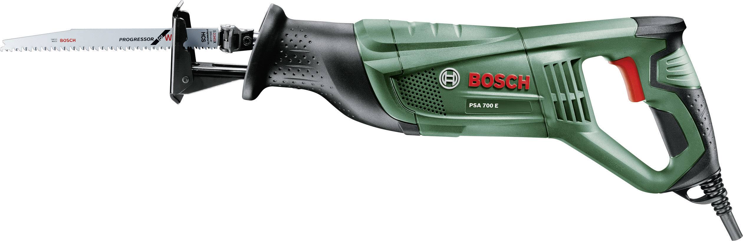 Grøn Bosch stiksav, model PSA 700 E, med sort greb og monteret savklinge, elektrisk ledning synlig.