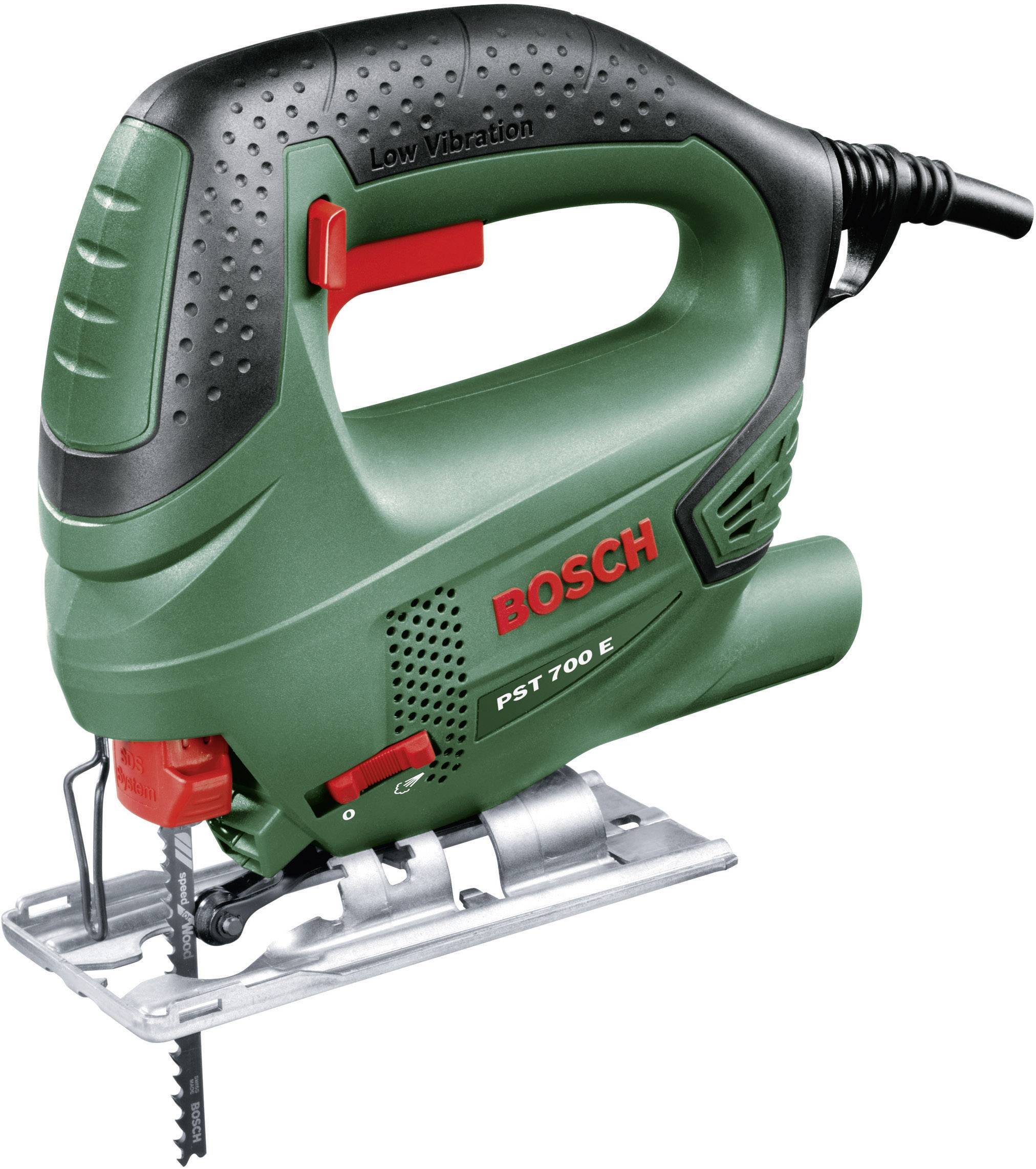 Grøn Bosch stiksav med rødt logo og teksten 'PST 700 E' på forsiden, vist fra en sideflade.